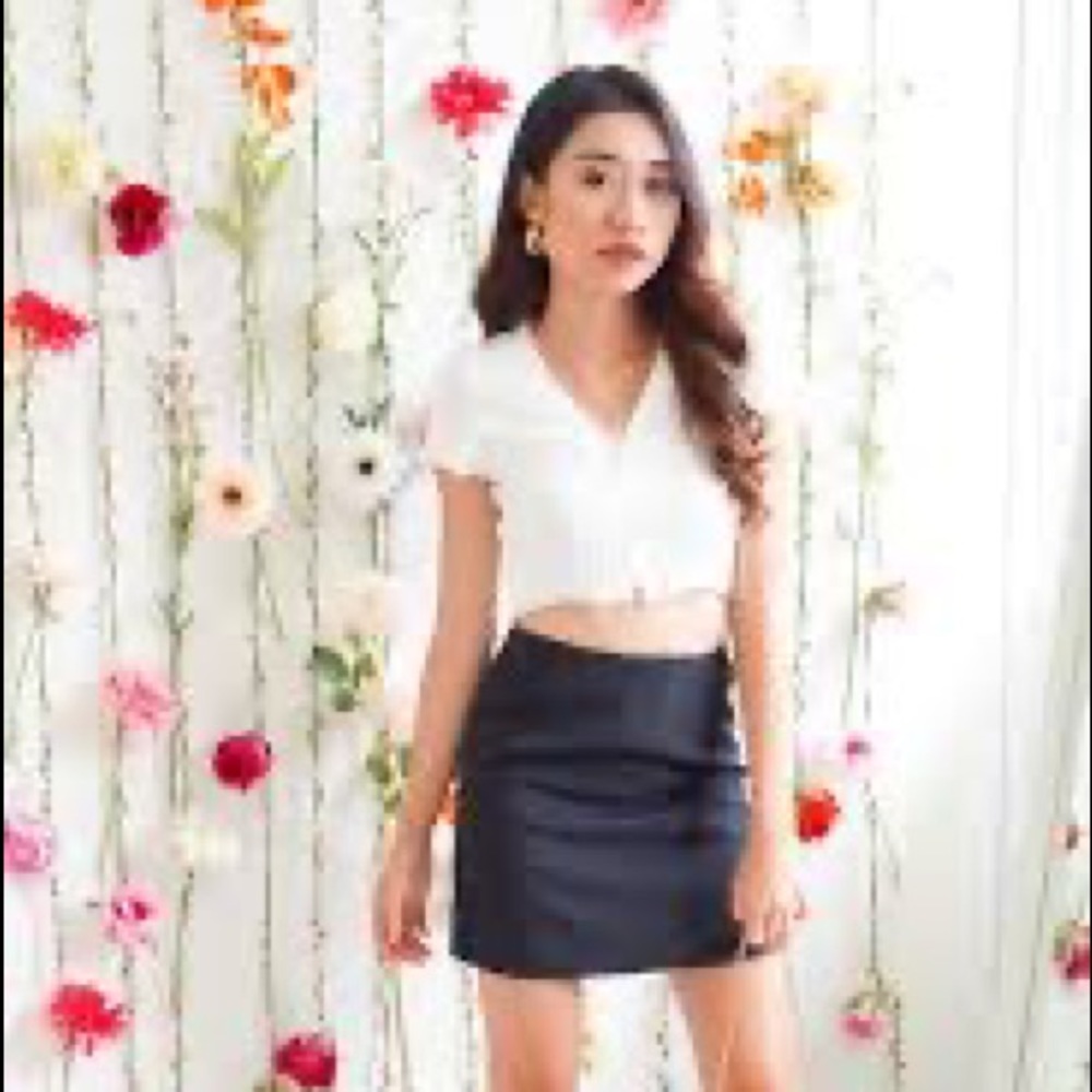 LN DARLING VERSACE MINI SKIRT. PAIR WITH HEELS OR BOOTS. BEAUTIFULLY TAILORED💞 - Picture 2 of 9